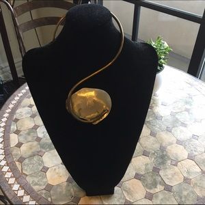 Metal modern looking necklace